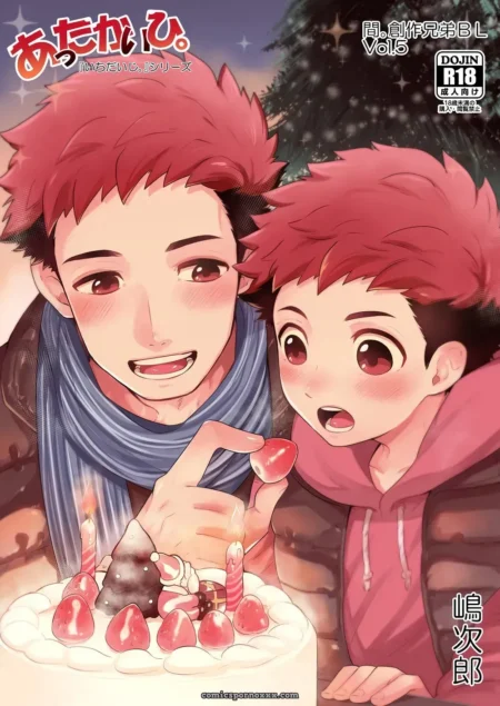 Dos hombres jóvenes pelirrojos sonríen frente a un pastel con fresas en una escena romántica de BL.