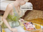 Mujer rubia con lencería verde transparente y medias blancas sentada mirando fotos eróticas en un dormitorio.