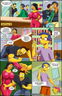 Cómic erótico con mujer de pechos enormes y hombre musculoso buscando un dispositivo mientras Homer usa auriculares.