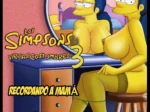 Marge Simpson desnuda con medias y tacones rojos sentada frente al espejo exhibiendo sus grandes pechos.