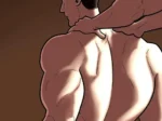 Hombre musculoso desnudo de espaldas mientras otro hombre le acaricia los hombros en Meet The Carters Gay Parte 17.