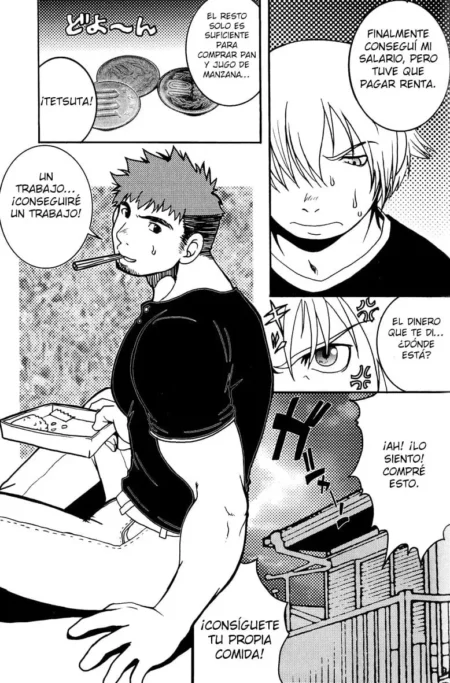 Hombre musculoso con camiseta negra ajustada y cigarrillo junto a joven rubio en página de manga yaoi explícito.