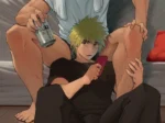 Hombre musculoso sentado sobre otro rubio, acariciando su muslo mientras sostiene una lata de cerveza.