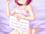 Anime pelirroja con gafas en ropa interior sosteniendo cartel sobre sexo incestuoso con su hermano en una cama.