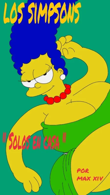 Marge Simpson desnuda de la cintura para arriba con collar rojo y vestido verde bajado mostrando sus pechos.