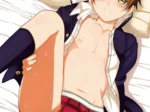 Joven anime rubio con camisa abierta y pantalones bajados revelando sus genitales mientras descansa sobre una cama blanca.