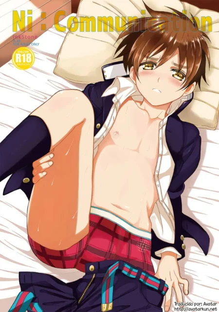 Joven anime rubio con camisa abierta y pantalones bajados revelando sus genitales mientras descansa sobre una cama blanca.