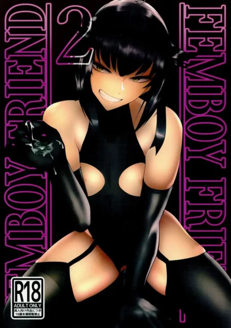 Femboy de cabello negro con traje de látex ajustado y guantes, sonriendo con actitud provocativa y erótica.