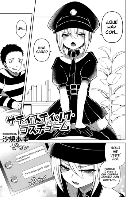 Mujer rubia con disfraz de policía erótico y falda corta frente a hombre con camiseta a rayas en manga de Sadistic Costume.