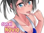 Mujer joven de cabello negro con top azul ajustado, mejillas sonrojadas y lengua fuera excitada tocándose los labios.