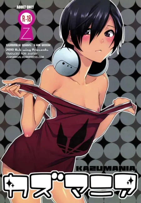 Makuro de Summer Wars con auriculares levanta su camiseta roja revelando sus pezones en una pose erótica y provocativa.