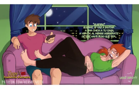 Vicky recostada en el sofá con las piernas abiertas y pies sobre Timmy mientras lo insulta durante una noche de películas.