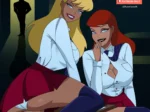 Dos estudiantes rubia y pelirroja con faldas cortas y medias, provocativas y con el pecho expuesto en un aula.