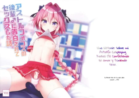 Astolfo con cosplay de colegiala, falda roja levantada y pene erecto expuesto mientras mira fijamente.