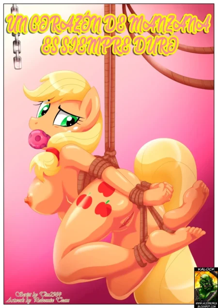 Applejack atada con cuerdas, desnuda, con chupete y pechos expuestos suspendida en el aire sobre fondo rosa.