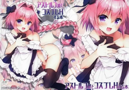 Astolfo con traje de sirvienta blanco y negro, pechos expuestos y medias negras en pose erótica y sugerente.