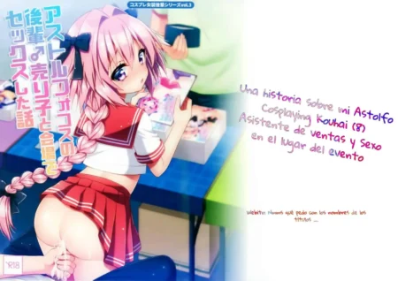 Astolfo cosplay kouhai con falda roja levantada exponiendo su coño mientras se masturba con un vibrador en un evento.