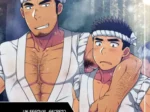 Dos hombres musculosos con hachimaki y yukatas abiertas lucen pechos velludos y eróticos en un pueblo pesquero.