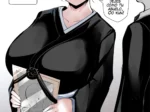 Mujer de cabello blanco y pechos grandes con kimono negro ajustado sostiene un retrato frente a un hombre.