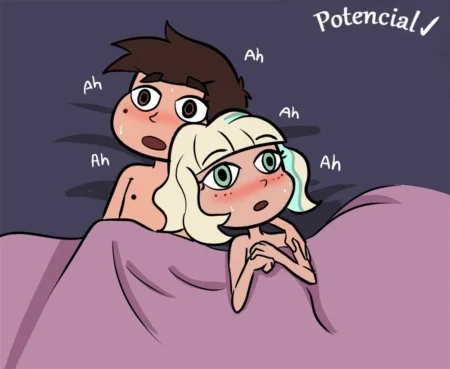 Pareja de Potencial teniendo sexo bajo las sábanas con caras de placer y gemidos mientras el hombre folla a la rubia.