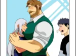 Hombre musculoso con chaleco verde abraza a mujer rubia mientras un joven observa sus glúteos marcados en pantalones ajustados.