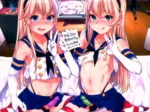 Gemelas anime rubias con orejas de conejo, uniformes escolares cortos y vibradores insertados mientras se graban un video.