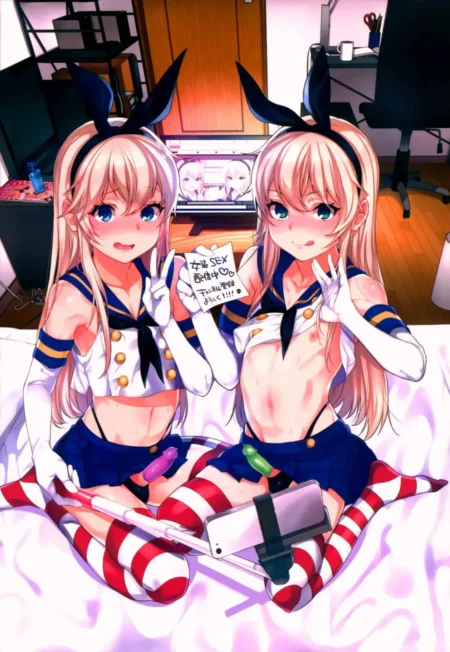 Gemelas anime rubias con orejas de conejo, uniformes escolares cortos y vibradores insertados mientras se graban un video.