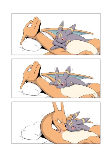 Charizard lame el pecho de Umbreon mientras este descansa sobre su brazo en una escena erótica de Pokémon.
