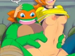 Michelangelo acaricia los pechos y el clítoris hipertrofiado de una chica rubia que levanta su camiseta amarilla.