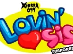 Logotipo colorido de Lovin’ Sis Temporada 1 de Xierra con letras azules y rosas, un corazón rojo y fondo amarillo.