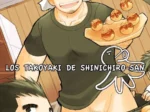 Hombre musculoso con camiseta corta y pañuelo blanco exhibiendo su pene erecto mientras sirve takoyaki.
