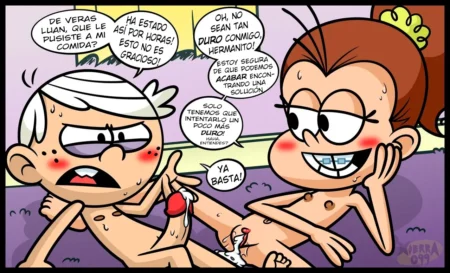 Luan Loud masturba el pene erecto de Lincoln Loud mientras ambos están desnudos y hablan en globos de texto.