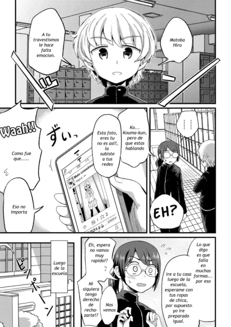 Página de manga con personajes escolares discutiendo sobre travestismo y fotos íntimas subidas a redes sociales.
