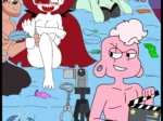 Steven graba un video erótico de Star y Marco desnudos en la cama mientras sostiene una claqueta en su habitación.