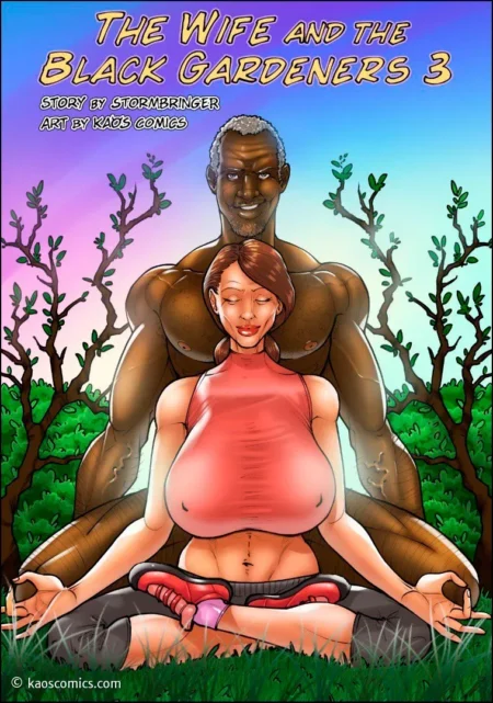 Mujer rubia con pechos gigantes meditando sentada mientras un hombre negro musculoso la abraza por detrás.