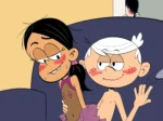 Lincoln y Luan Loud desnudos en el sofá, él acariciando sus genitales mientras ella luce medias rosas y expresión lasciva.