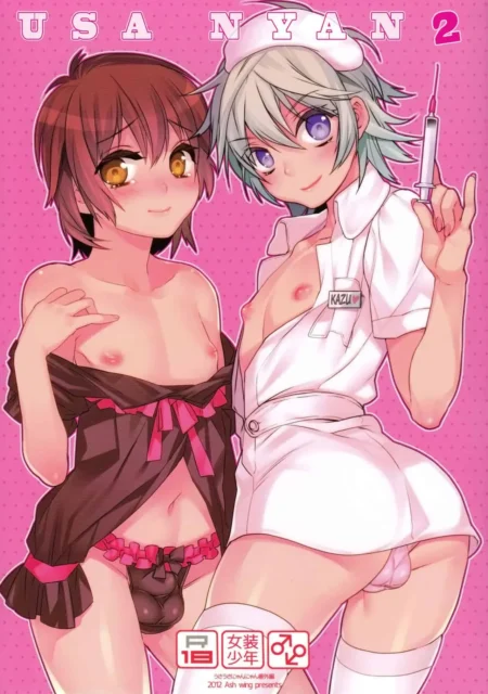 Dos femboys semidesnudos, uno con lencería rosa y otro con traje de enfermera corto, mostrando sus pezones y genitales.