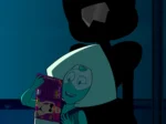 Peridot lee un doujinshi erótico frente a la silueta oscura de una gema mientras se toca el pecho excitada.