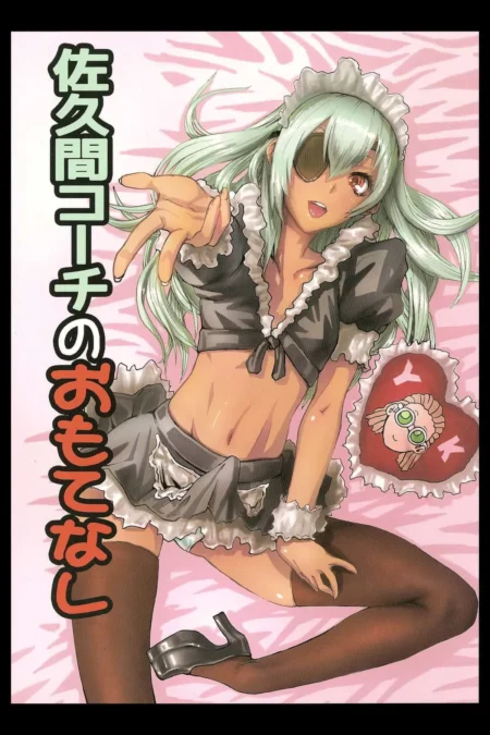 Sakuma Coach con parche, traje de sirvienta corto y medias negras posando provocativa sobre sábanas rosas.