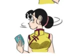 Chi-Chi se toma una selfie erótica bajándose el vestido amarillo para exponer sus pechos grandes y pezones erectos.