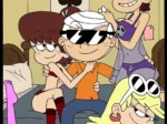 Lincoln Loud con gafas oscuras rodeado por Luan, Luna y Leni en ropa interior provocativa en una cama.