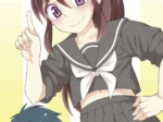 Chica anime con uniforme marinero corto y falda plisada junto a un joven en Osananajimi To Sailor Fuku de Kanbayashi Takaki.