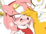 Amy Rose recibe una felación del pene gigante de Tails mientras Sonic ignora la situación.