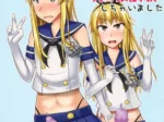 Dos femboys rubios con uniformes escolares cortos y medias rayadas exhiben sus penes erectos y brillantes.