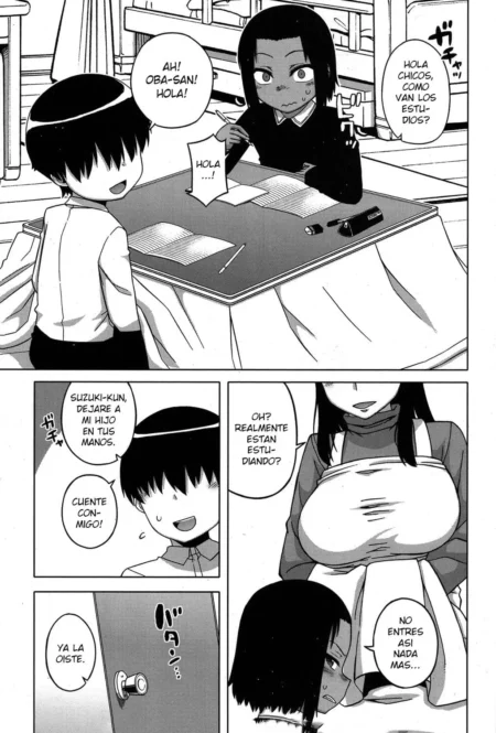 Mujer con pechos gigantes y ropa ajustada supervisa a un estudiante en un manga erótico de Takatsu.