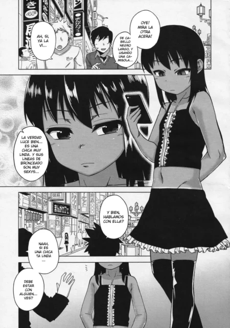 Manga de mujer joven con top corto y minifalda negra ajustada resaltando sus curvas y líneas de bronceado sexuales.