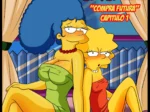 Marge y Lisa Simpson posando eróticas en lencería ajustada, con pechos pronunciados y poses sexuales sugerentes.