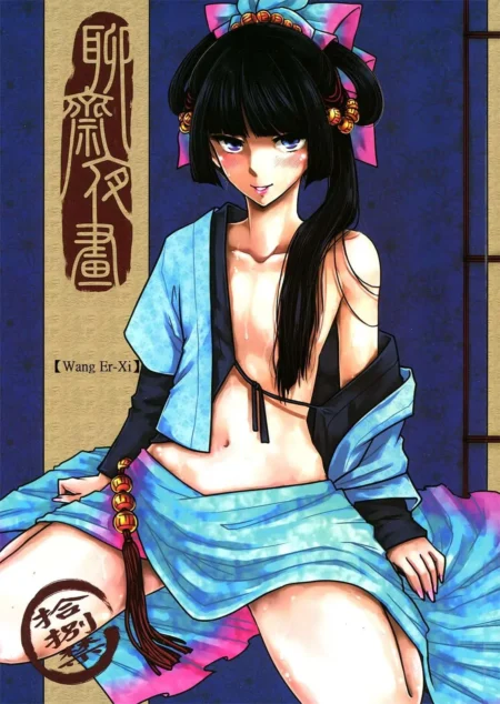 Mujer asiática con kimono azul abierto que deja sus pechos al descubierto y revela su vientre mientras posa sentada.