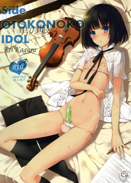 Femboy Rei Kagura con camisa abierta y tanga blanca mostrando su pene erecto y testículos sobre una cama con un violín.