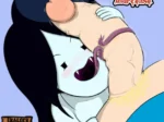Hubi lame y succiona con deseo el pene erecto de Marceline en un dibujo erótico explícito.